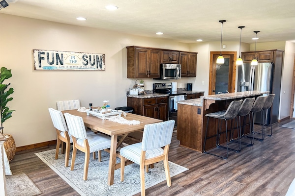 Dining area to kitchen
