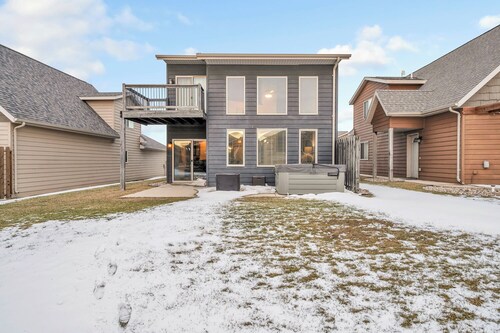 Cabin #152- Family Retreat with hot tub & game room- 6 Free water park passes