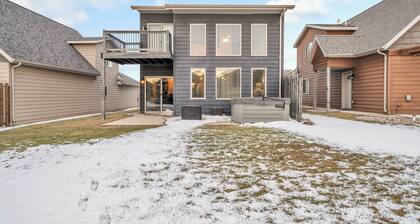 Cabin #152- Family Retreat with hot tub & game room- 6 Free water park passes