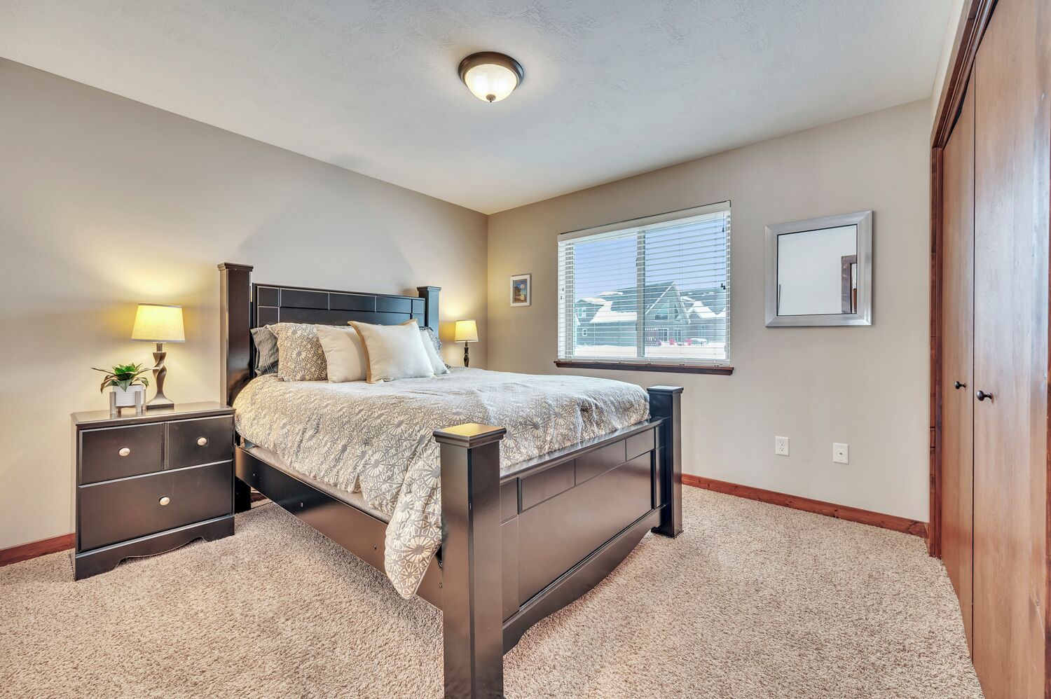 3 bedrooms, iron/ironing board, internet, bed sheets