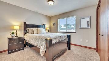 3 bedrooms, iron/ironing board, internet, bed sheets