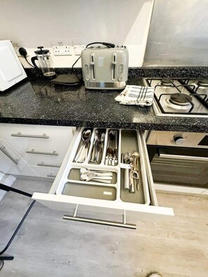 Kühlschrank, Mikrowelle, Ofen, Toaster