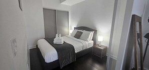 1 slaapkamer, een strijkplank/strijkijzer, gratis wifi, beddengoed
