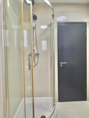 Shower, hair dryer - Golder Greens London City Bliss Apartment (London)
