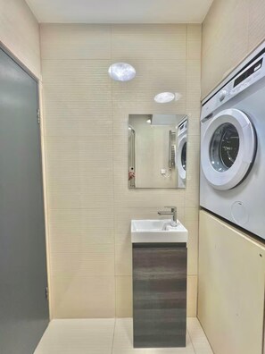 Shower, hair dryer - Golder Greens London City Bliss Apartment (London)