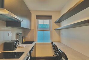 Fridge, microwave, oven, toaster - Golder Greens London City Bliss Apartment (London)