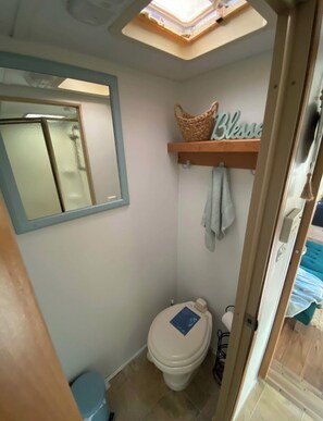 Haartrockner, Handtücher, Seife, Toilettenpapier