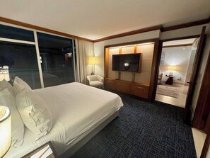 Tabla de planchar con plancha, wifi, ropa de cama