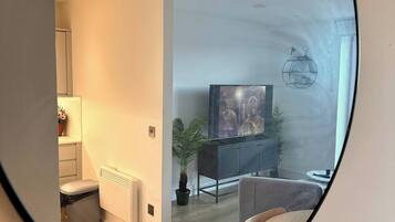 Apartment, 1 Bedroom, Accessible, Smoking | Room amenity