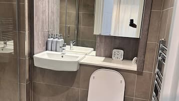 Apartment, 1 Bedroom, Accessible, Smoking | Bathroom