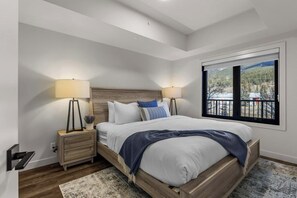 2 bedrooms, iron/ironing board, travel cot, WiFi - Apres Hydeaway at Ascent (Canmore)