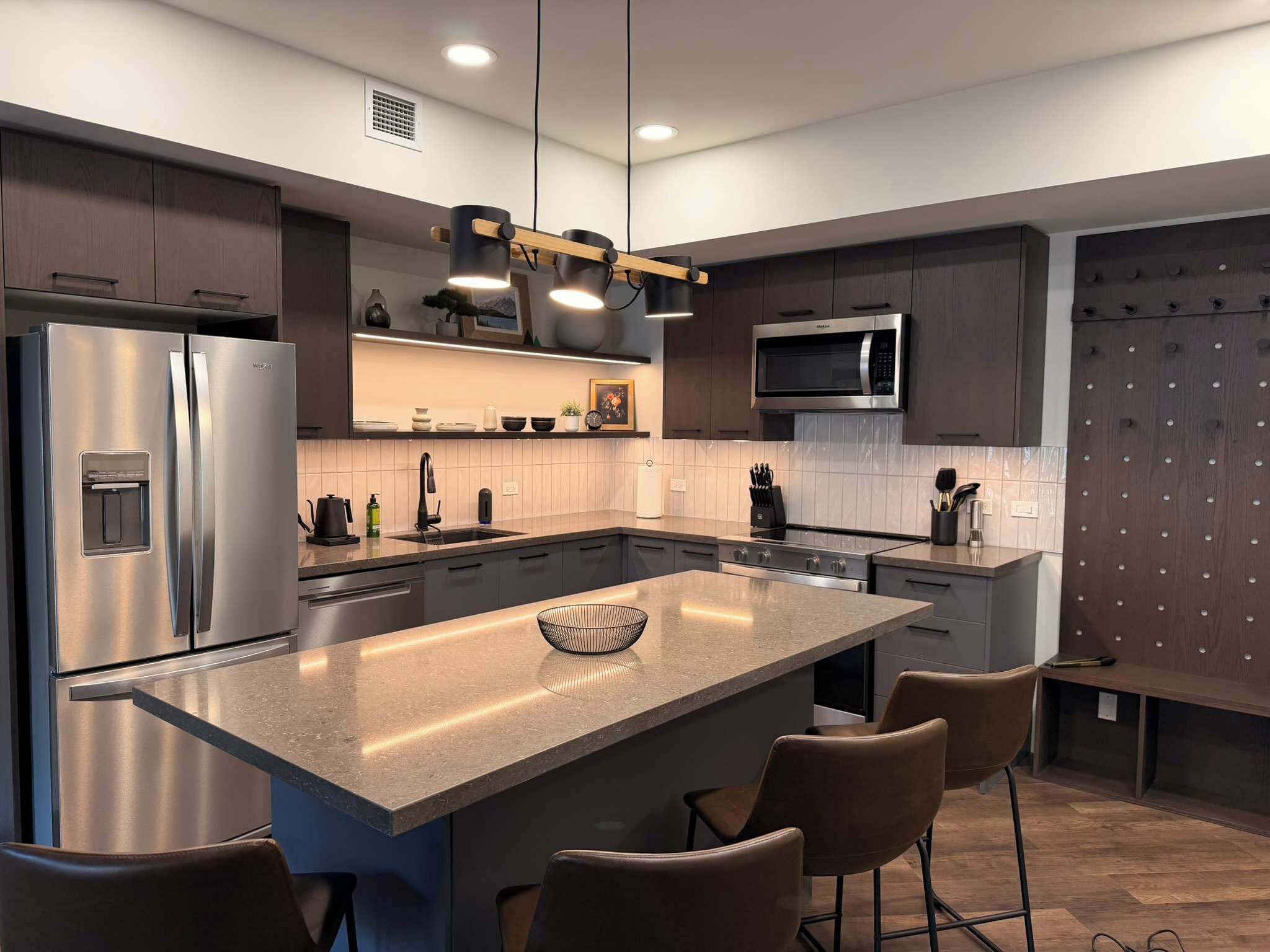 Køleskab, mikrobølgeovn, ovn, kogeplade