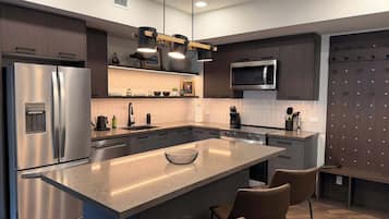 Køleskab, mikrobølgeovn, ovn, kogeplade