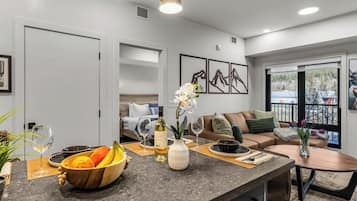 Televisie, een open haard en een kantoor