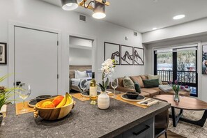 TV, fireplace, offices - Apres Hydeaway at Ascent (Canmore)