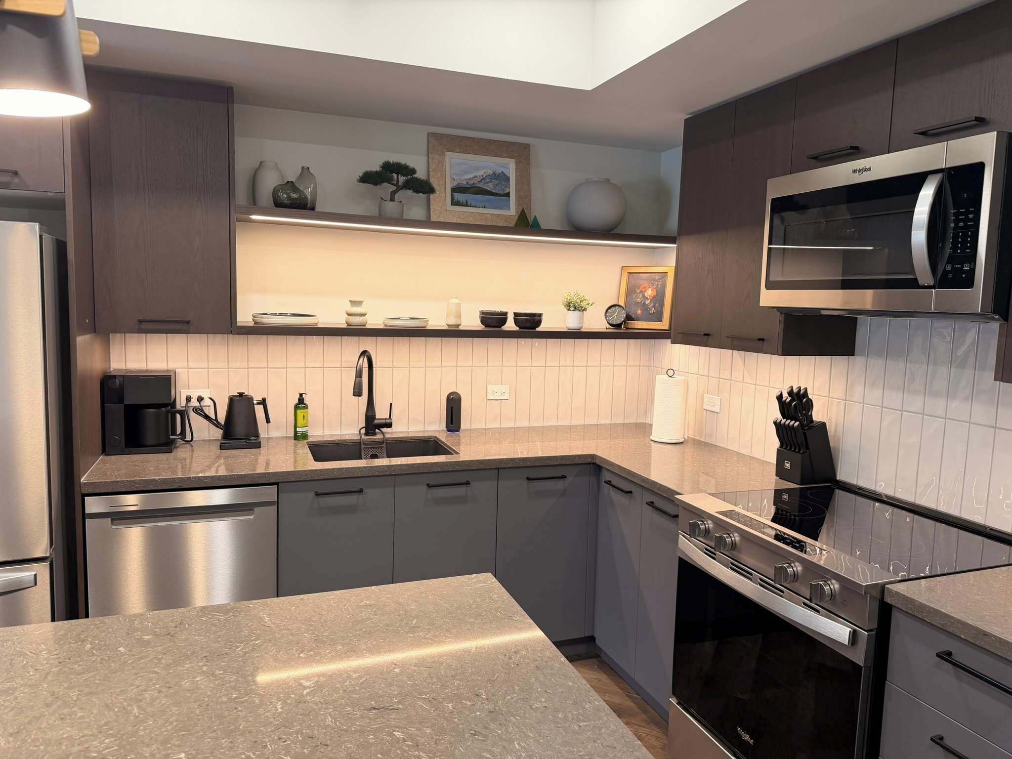 Een koelkast, een microgolfoven, een oven, een kookplaat