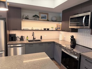 Een koelkast, een microgolfoven, een oven, een kookplaat