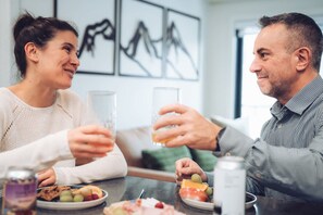 Dining - Apres Hydeaway at Ascent (Canmore)