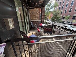 Terrace/patio - Calling all Cubs Fans: Beautiful 4-bedroom condo across from Wrigley Field (Chicago)