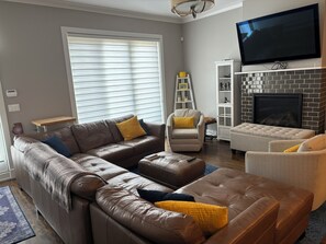 TV, fireplace - Calling all Cubs Fans: Beautiful 4-bedroom condo across from Wrigley Field (Chicago)