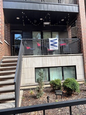 Exterior detail - Calling all Cubs Fans: Beautiful 4-bedroom condo across from Wrigley Field (Chicago)