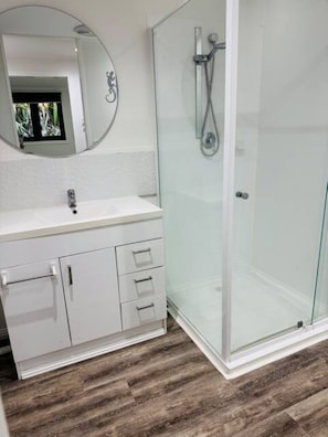 Assecador de cabells, tovalloles, sabó i paper higiènic