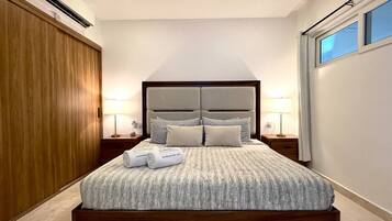 Bureau, fer et planche à repasser, lit parapluie, Wi-Fi