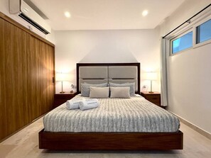 Een bureau, een strijkplank/strijkijzer, reisbedje, wifi