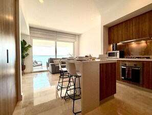 Réfrigérateur, four à micro-ondes, un four, surface de cuisson