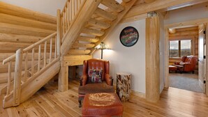 Eine Holztreppe führt zu einem Schlafzimmer mit Erker, das einen Blick auf den Inselpark bietet.