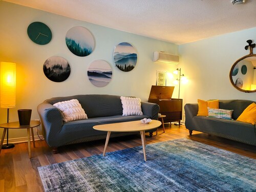 Private 2 bedroom cottage with fenced yard, firepit, sundeck, walk/bike to beach