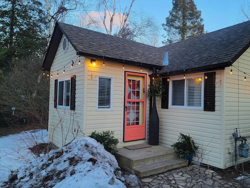 Private 2 bedroom cottage with fenced yard, firepit, sundeck, walk/bike to beach