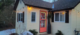 Private 2 bedroom cottage with fenced yard, firepit, sundeck, walk/bike to beach