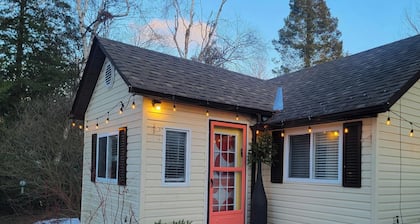 Private 2 bedroom cottage with fenced yard, firepit, sundeck, walk/bike to beach