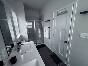 Shower, towels, toilet paper - Beautiful 3-bedroom townhome with AC in charming Bowie (Bowie)