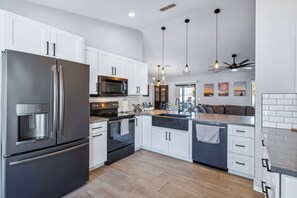 Fridge, microwave, oven, stovetop - Havasu's Charming Cholla (Lake Havasu City)