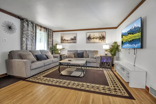 Cozy home in Buffalo suburb with, Air Cond, 3King Beds, Wi-Fi&Free Parking