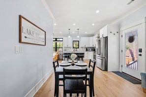 Dining - Escape to The Cove - A stunning lakefront suite on Watts Bar Lake! (Loudon)