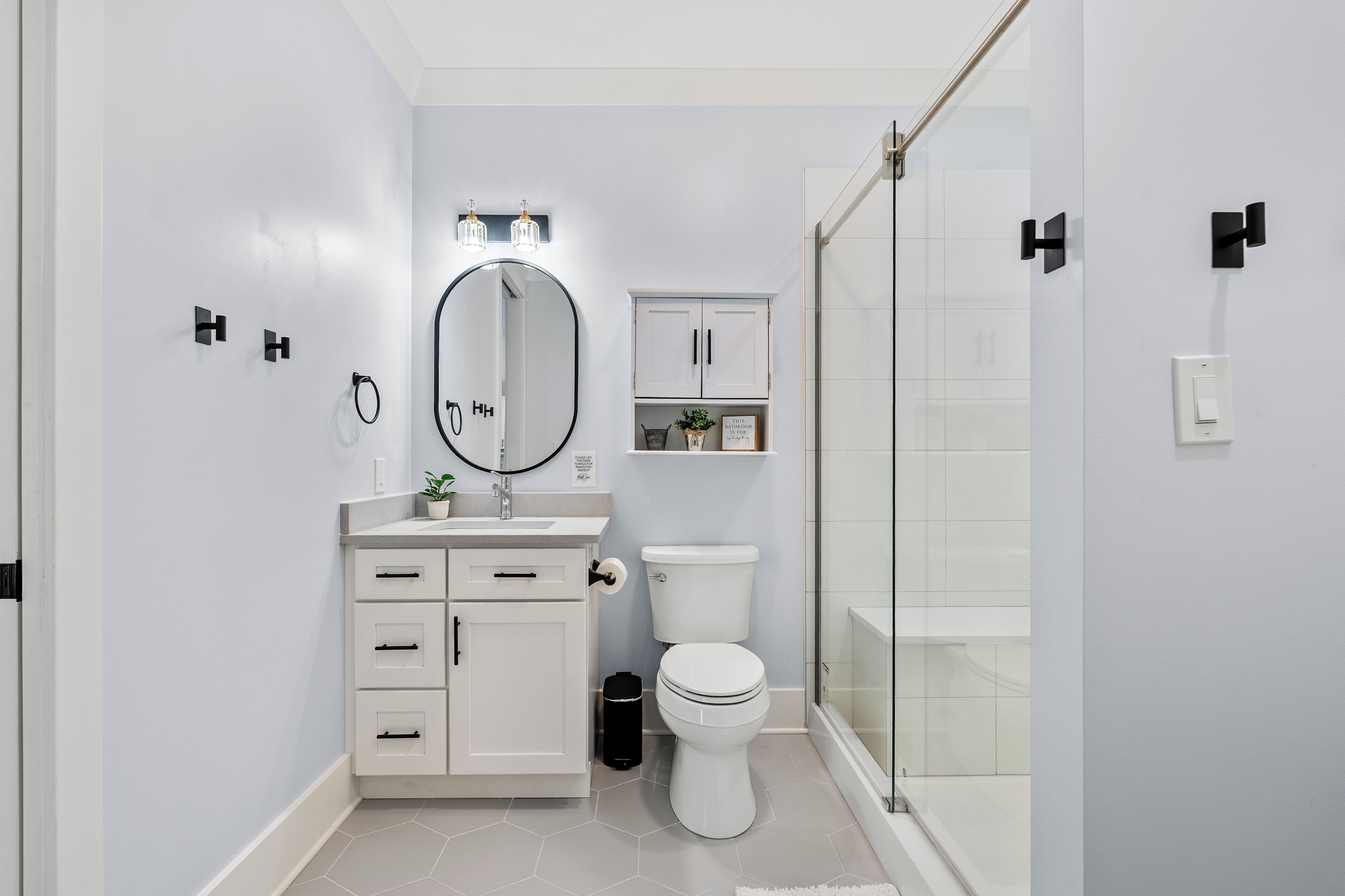 Sèche-cheveux, serviettes fournies, savon, papier toilette