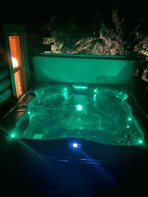 Outdoor spa tub - Moonlit Mountain: A peaceful escape to reconnect, unwind, and breathe deep (Ellijay)