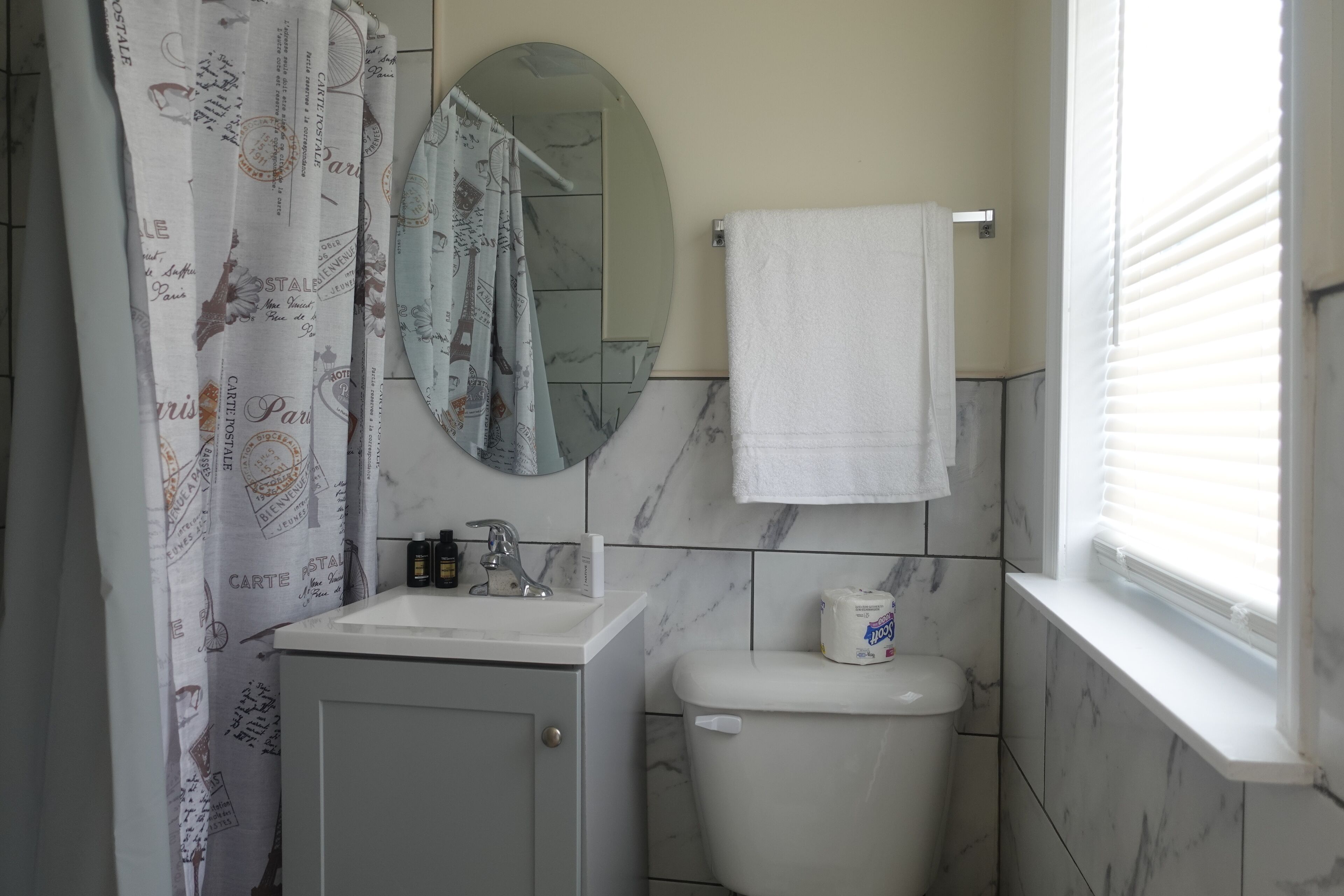 Amenidades de baño gratuitas, toallas, jabón, shampoo 