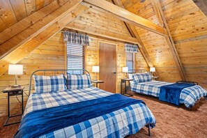 3 bedrooms, iron/ironing board, travel cot, WiFi - The Hailey Cabin | 30 min to Yellowstone, Fire Pit, & Family Friendly (Island Park)