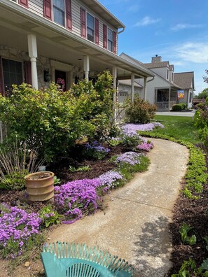Property grounds - 4-bedroom house in beautiful quiet Bird in Hand neighborhood (Bird in Hand)