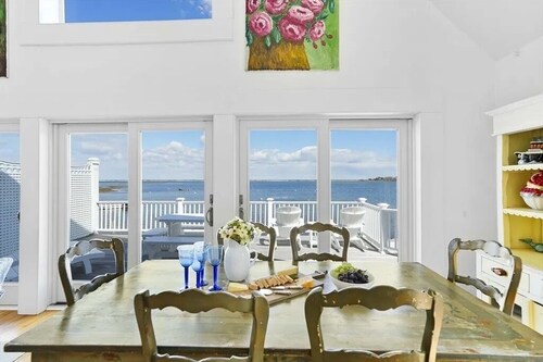 Charming Vineyard Waterfront Cottage with Spectacular Views