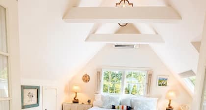 Stunning Waterfront Cottage, Classic Vineyard Living in Edgartown