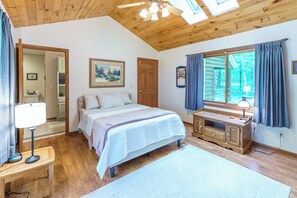 3 bedrooms, iron/ironing board, WiFi, bed sheets - Peaceful Pet-Friendly Cabin - Easy Trail Access! (Lakewood)