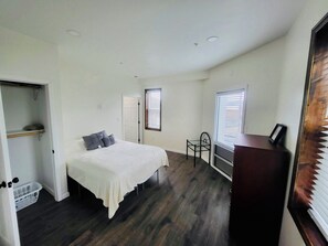 1 bedroom, free WiFi, bed sheets - Quiet, trendy and comfortable new apartment over a coffee shop in Windber. (Windber)