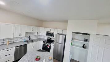 Een koelkast, een magnetron, een oven, een kookplaat