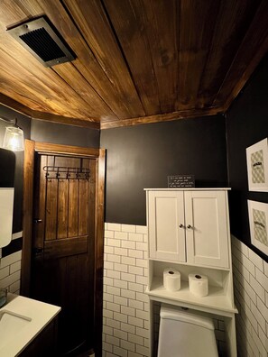 Ducha, secador de pelo, toallas y jabón