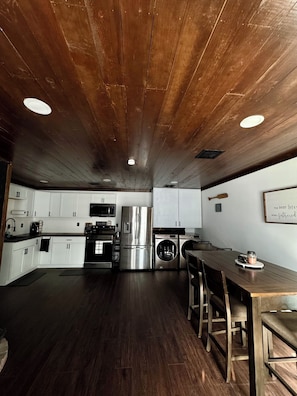 Microwave, oven, stovetop, paper towels - Lake front getaway w/slip located in Wolf Creek (Grove)
